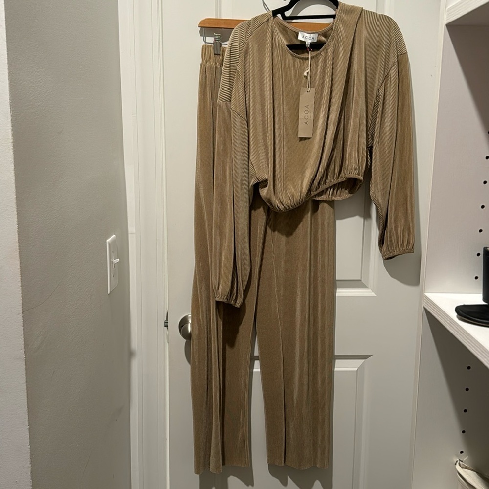ACOA Gold set. Wide leg size small runs big. MWT.